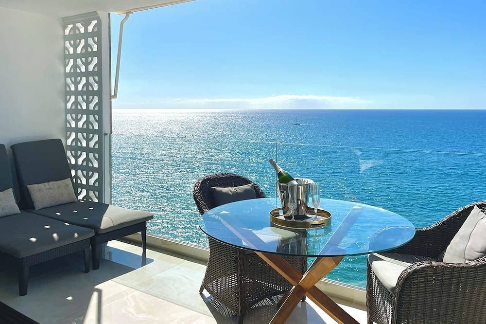 Seaside Bliss: Spectacular View, Beachfront Haven 1