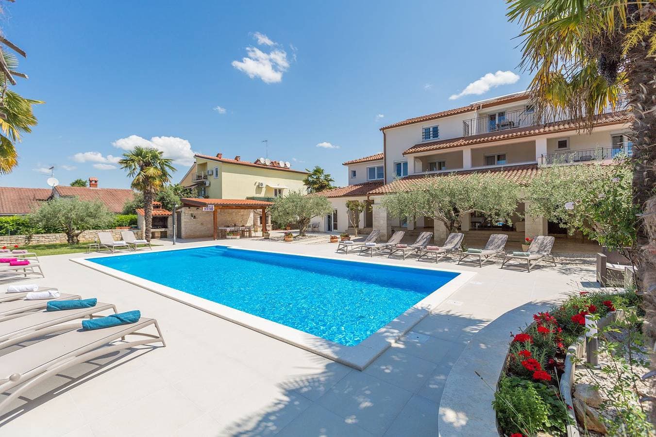 Mediterranes Apartment mit 60m2 Pool, BBQ-Bereich, Liegen, Waschmaschine 1