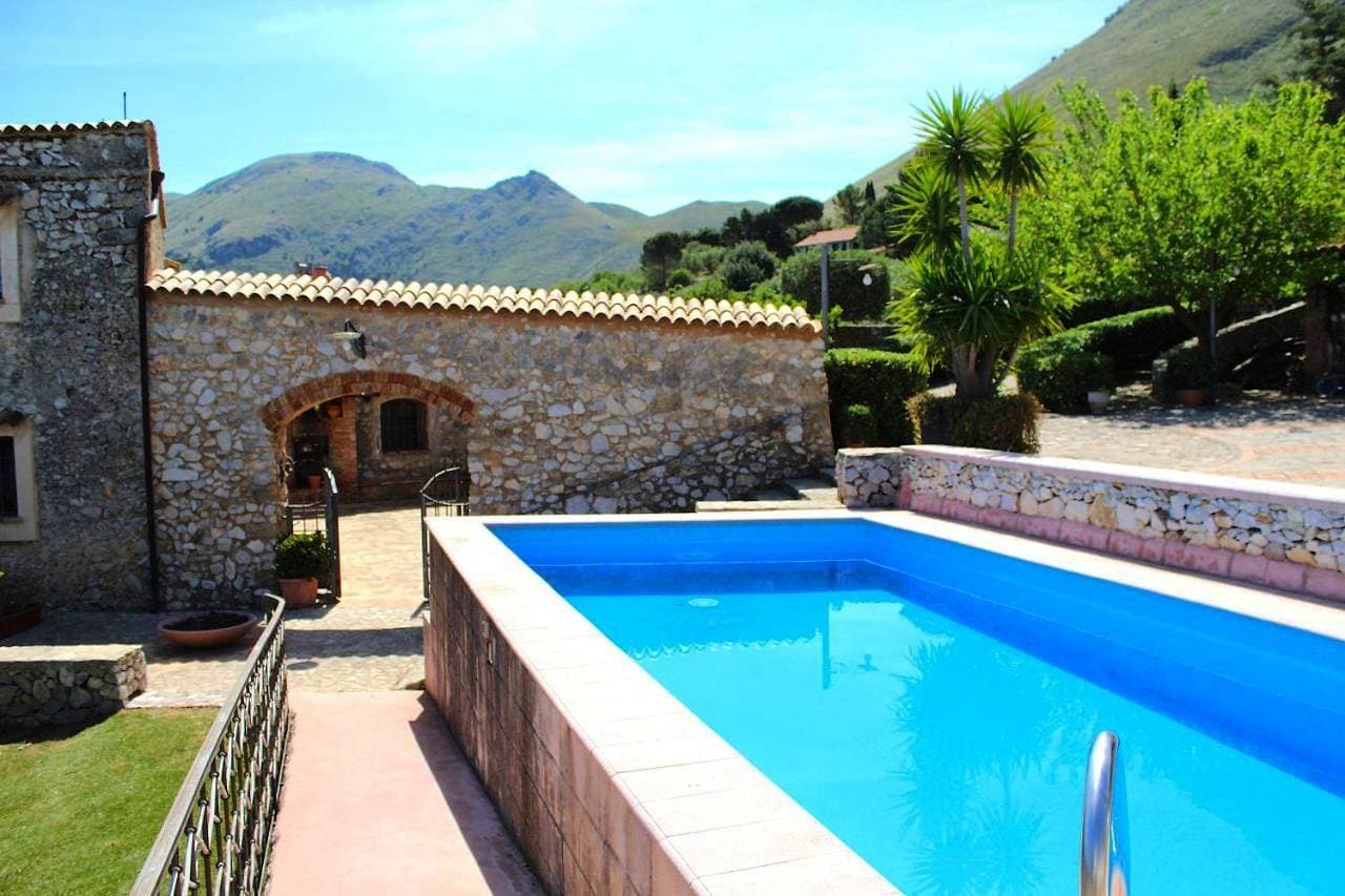 Foto 3 von 5: Villa with Private Pool