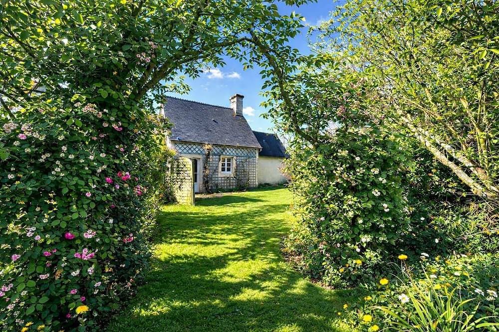 Charming accommodation in a green setting 1