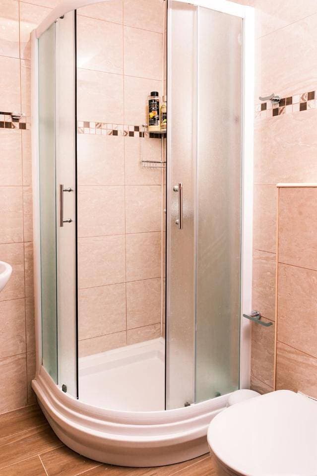 Foto 9 von 17: Family Room with Private Bathroom