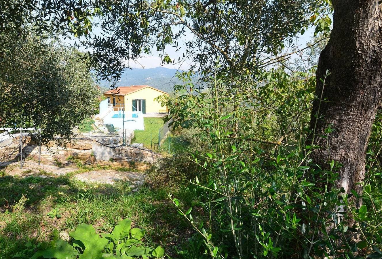 Foto 8 von 28: Alleinstehendes Ferienhaus mit Pool und Garten in Panoramalage