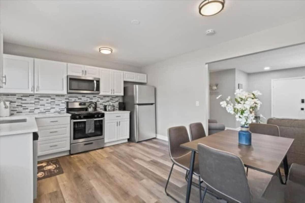 Foto 9 von 22: Comfy King bed Free Wi-Fi Home in Des Plaines