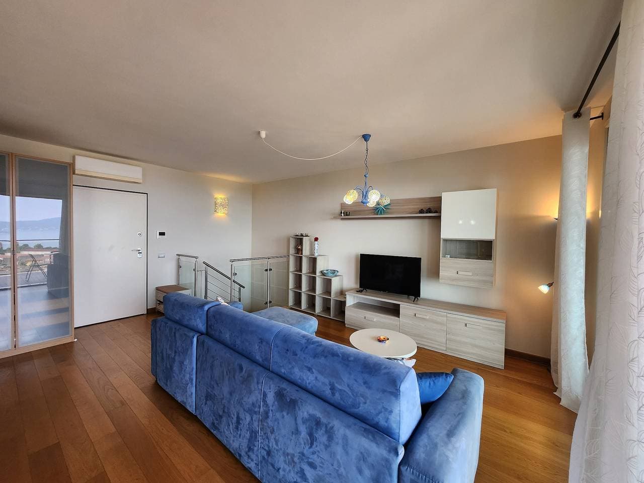 Foto 5 von 33: Ferienwohnung 'Alba Seeblick Pool' mit Seeblick, Gemeinschaftspool und Klimaanlage