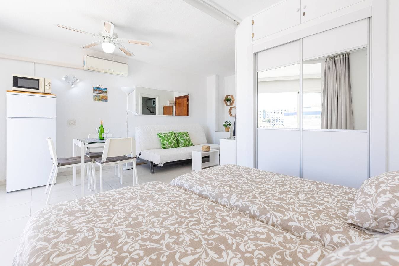 Foto 10 von 22: Sunny Seaside Studio mit Balkon, Klimaanlage und Meerblick