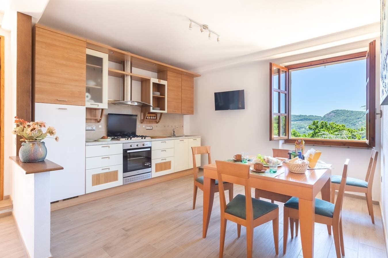 Foto 3 von 37: Ferienhaus 'Meravigliosa In Collina' mit Bergblick, Wi-Fi und Klimaanlage