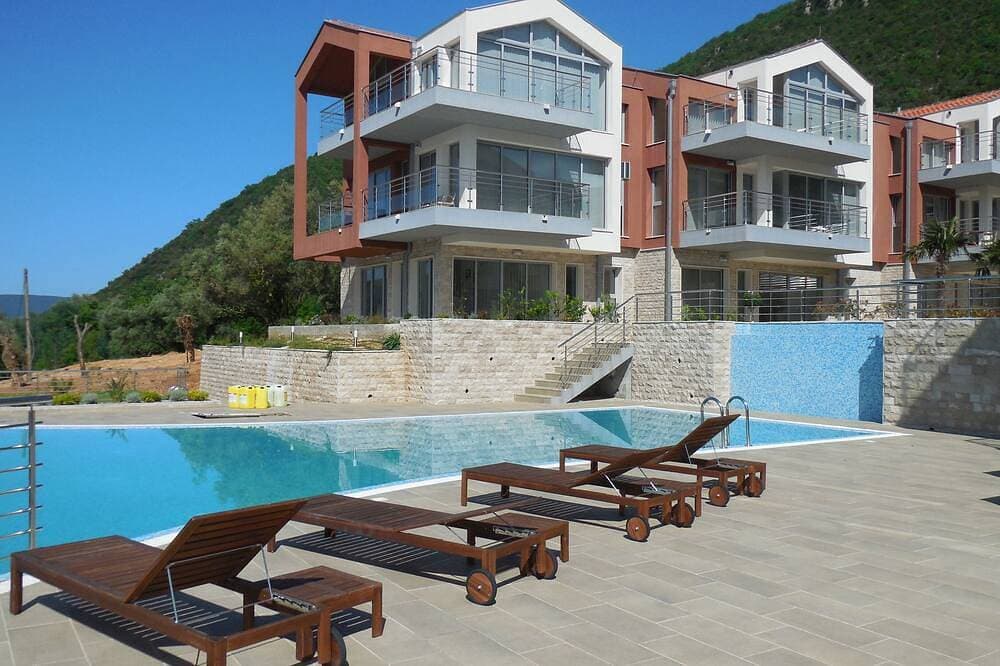 Luxury Apartment - Blick über die Bucht von Kotor - Infinity-Pool 1