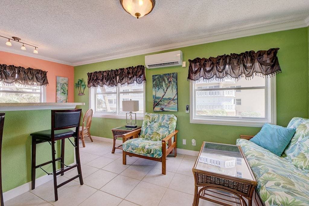 Foto 9 von 28: Pompano Beach Florida Beachfront Condo voll ausgestattete Küche