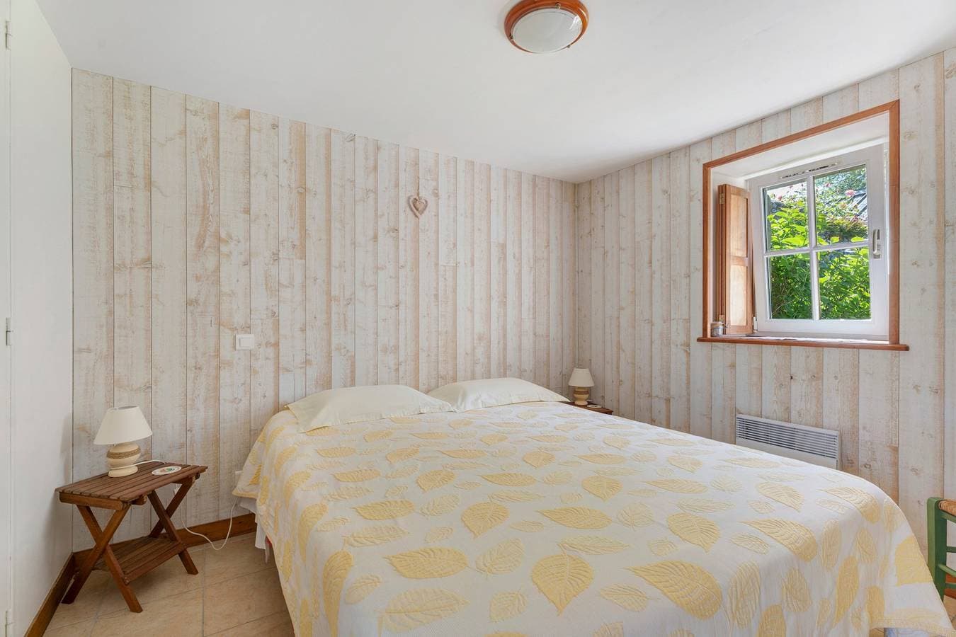 Foto 3 von 23: Gästezimmer „Les Hortensias“ mit gemeinsamer Terrasse, Garten und WLAN