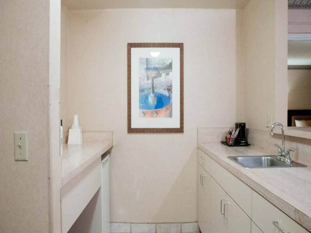 Foto 8 von 29: 1 Kingsize-Bett | Mobiler Zugang Badewanne Nsmk Kühlschrank