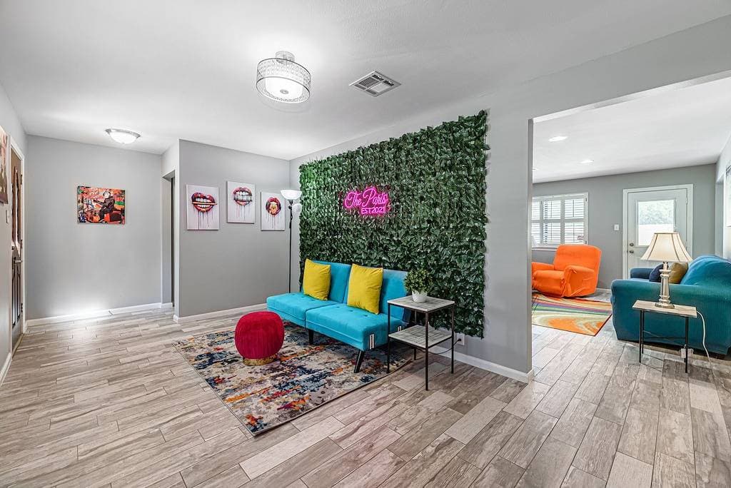 Foto 10 von 37: The Paris- Colorful 3Bedroom 2Bath Sfh w/Heated Pool Available