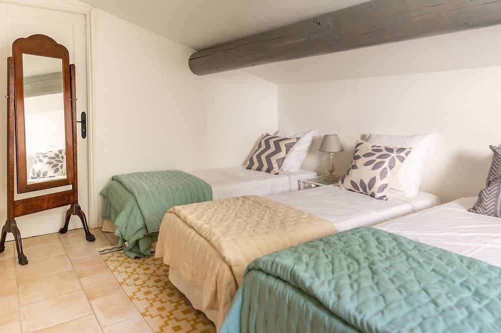 Foto 6 von 30: Cosy cottage near Roussillion, air-conditioned, 14m heated pool,  large grounds.
