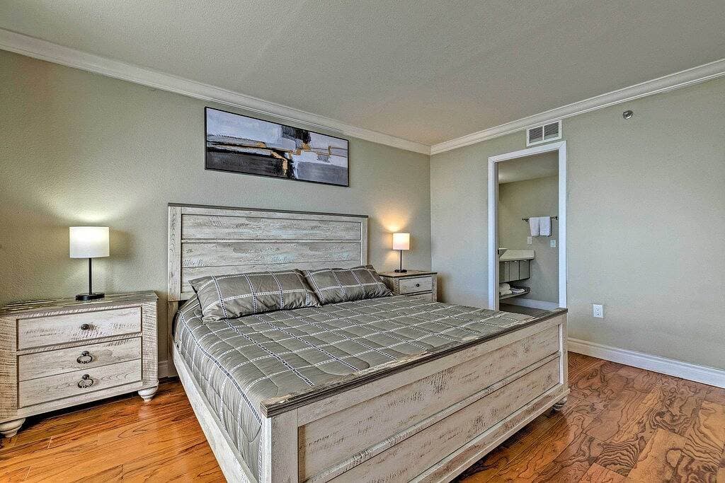 Foto 10 von 27: Modern Waterfront Hudson Condo w/ Resort Pool!