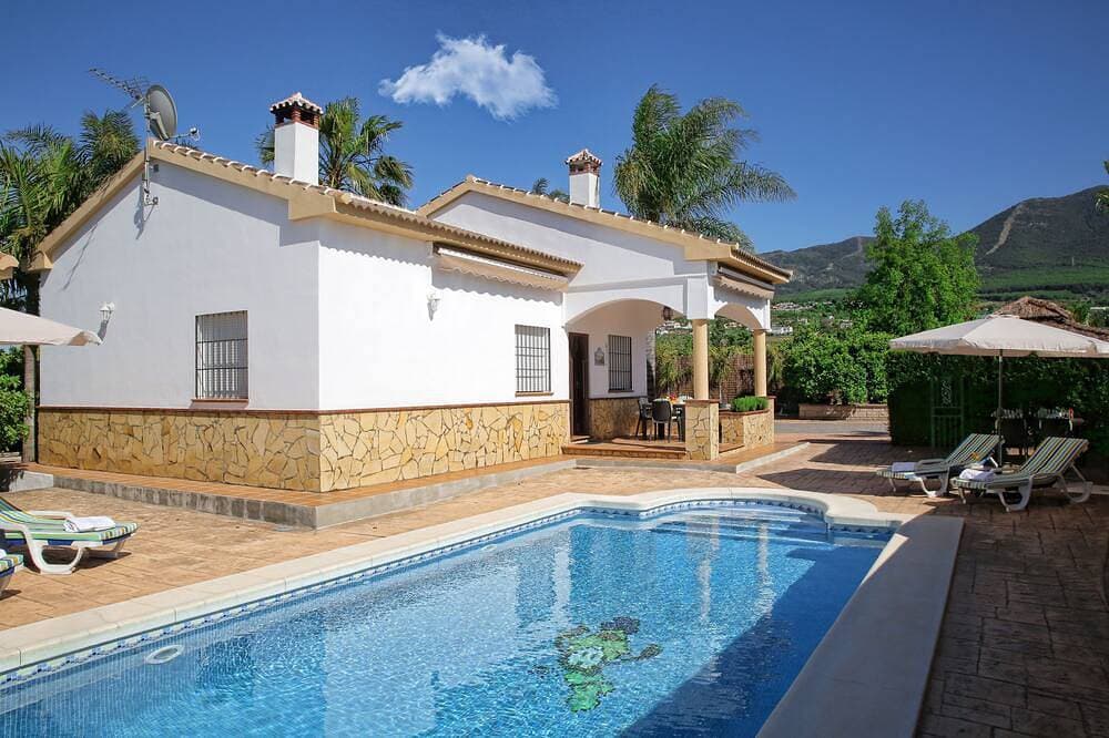 Private villa, surrounded by orange trees, with swimming pool, 10 minutes from the center. 1