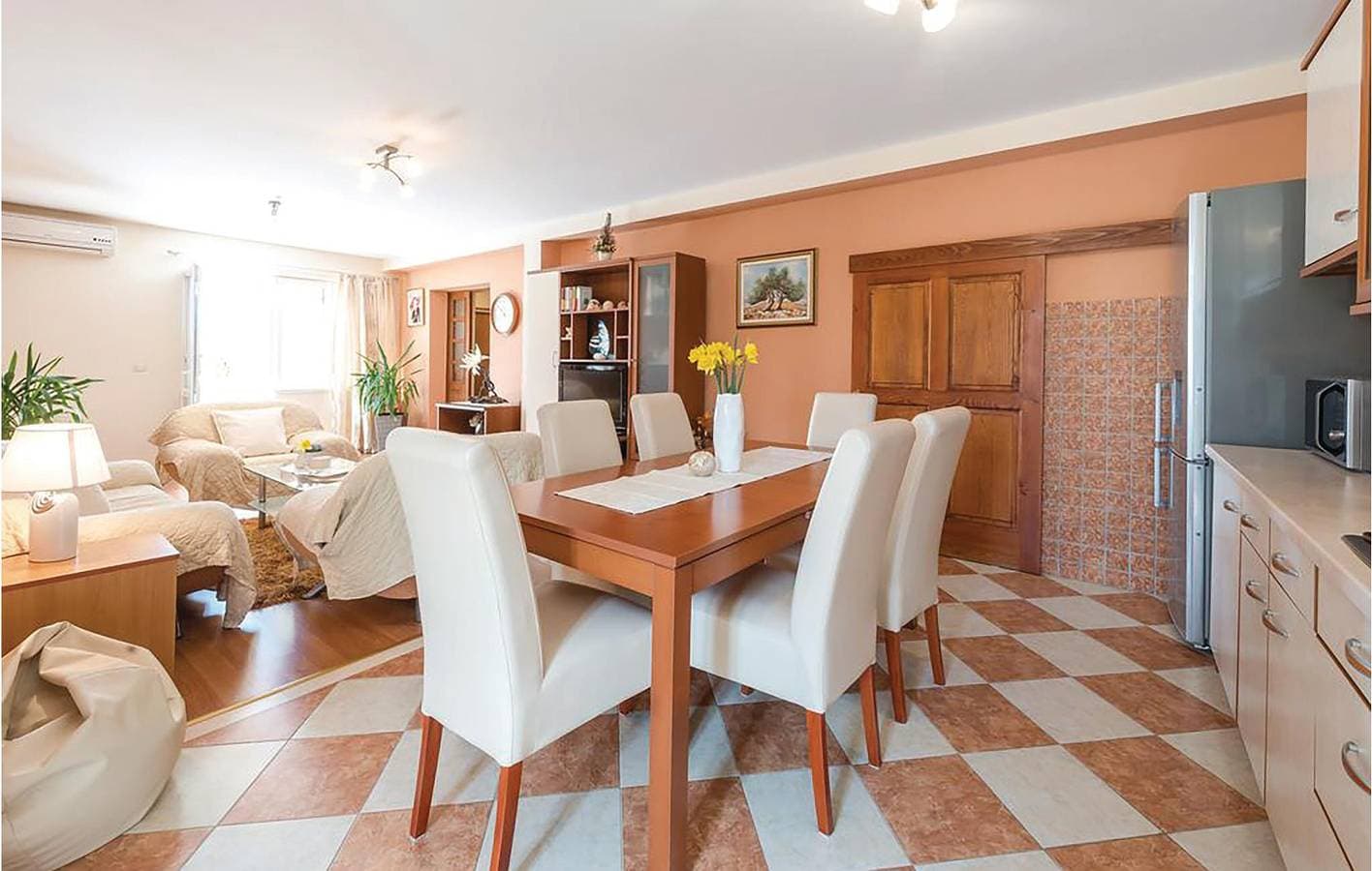 Foto 5 von 25: Gemütliche 140 m² große Wohnung mit Terrasse, Garage und nur 400 m von der Küste entfernt