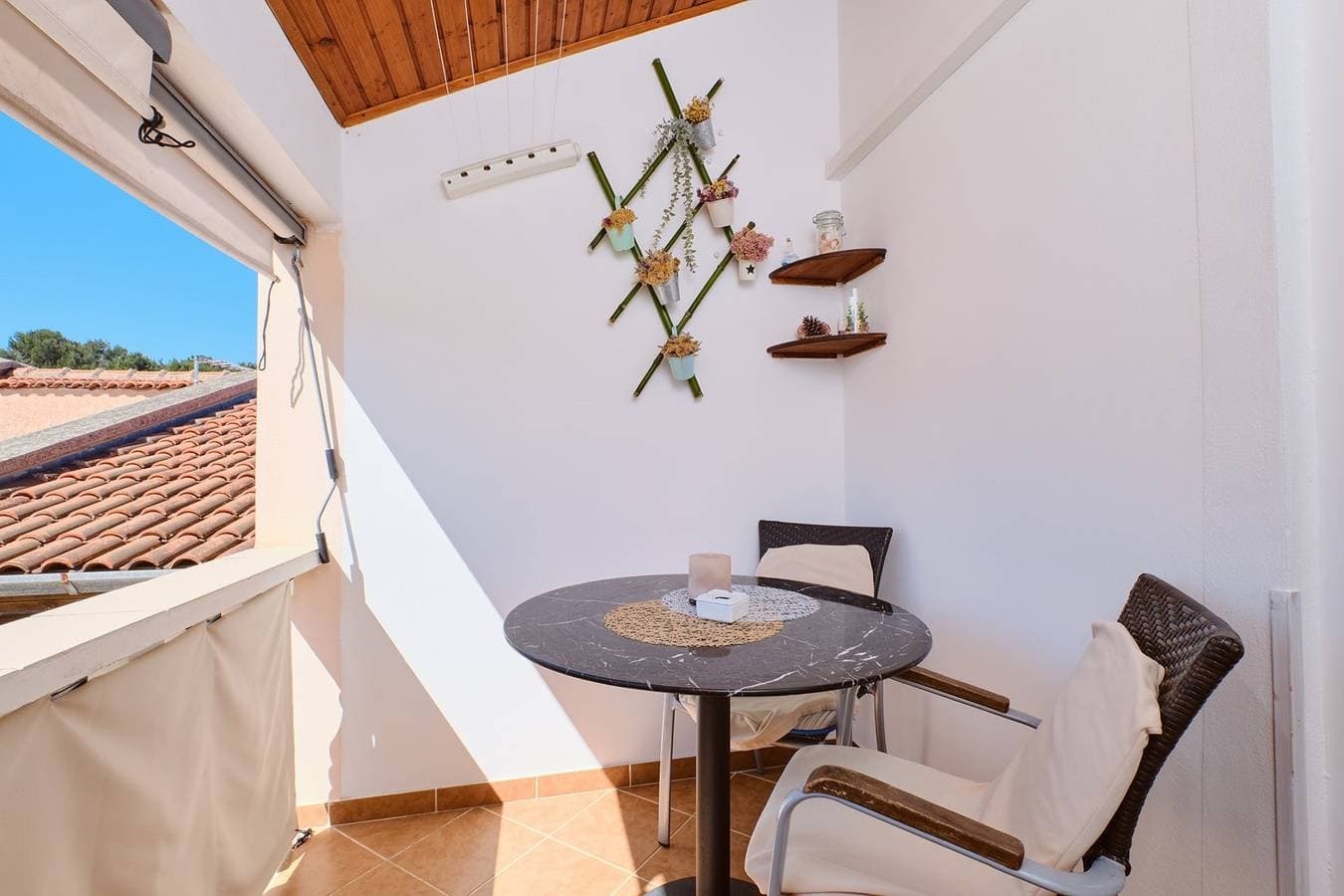 Foto 9 von 22: Das Apartment Jasmina 1 befindet sich in ruhiger Lage in Mali Lošinj. Es ist ideal für zwei Personen und besteht aus einem Schlafzimmer, einem Badezimmer, einem Wohnzimmer, einem Esszimmer und einer Küche. Es verfügt außerdem über eine Terrasse und einen Parkplatz vor dem Gebäude.