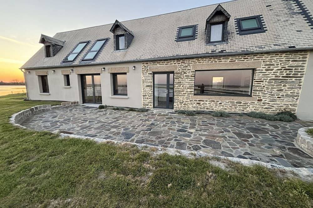 Gîte La Carelle in Vains at the foot of the Bay of Mont Saint Michel 1
