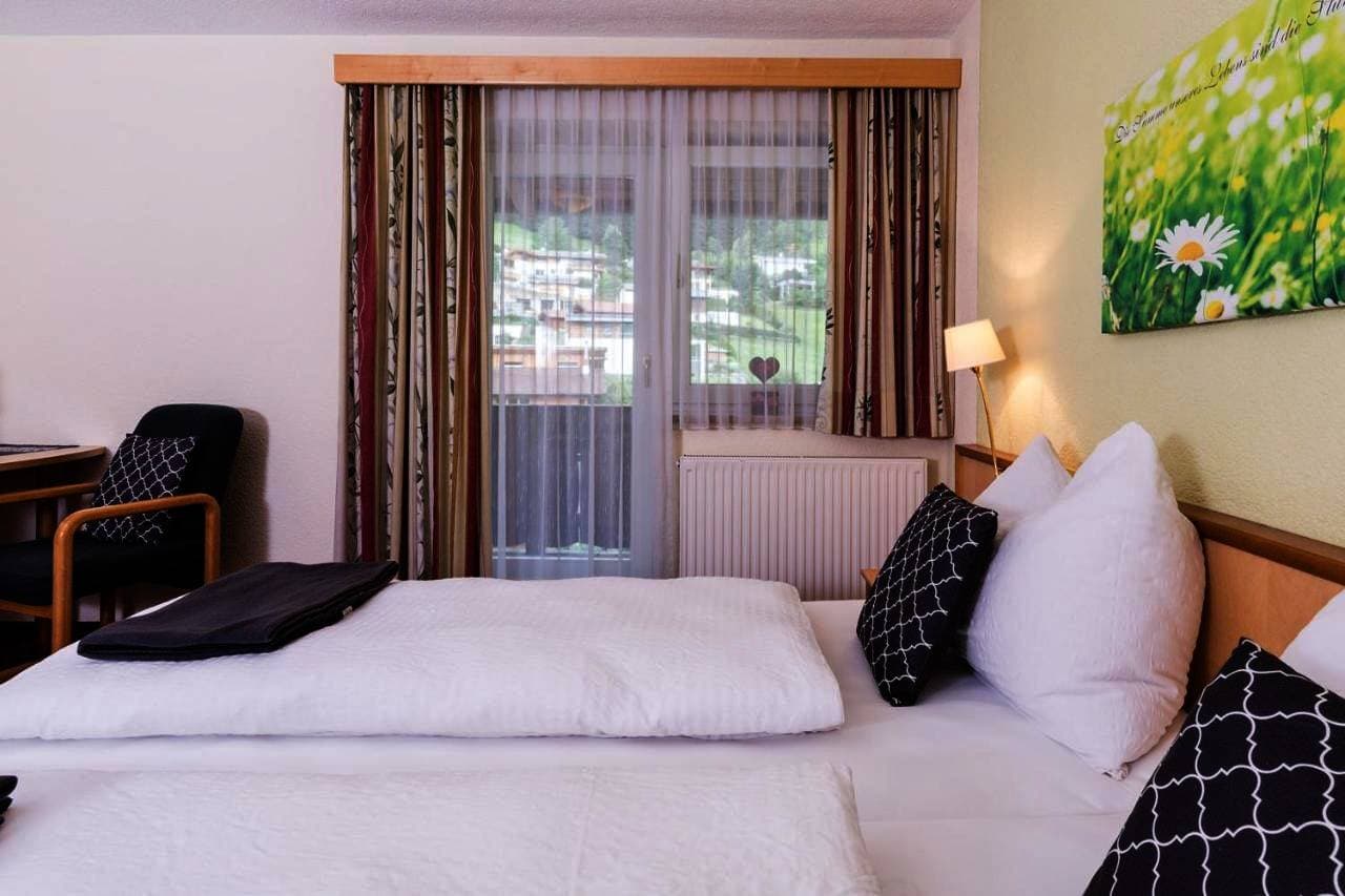 Foto 4 von 11: Triple Room with Balcony