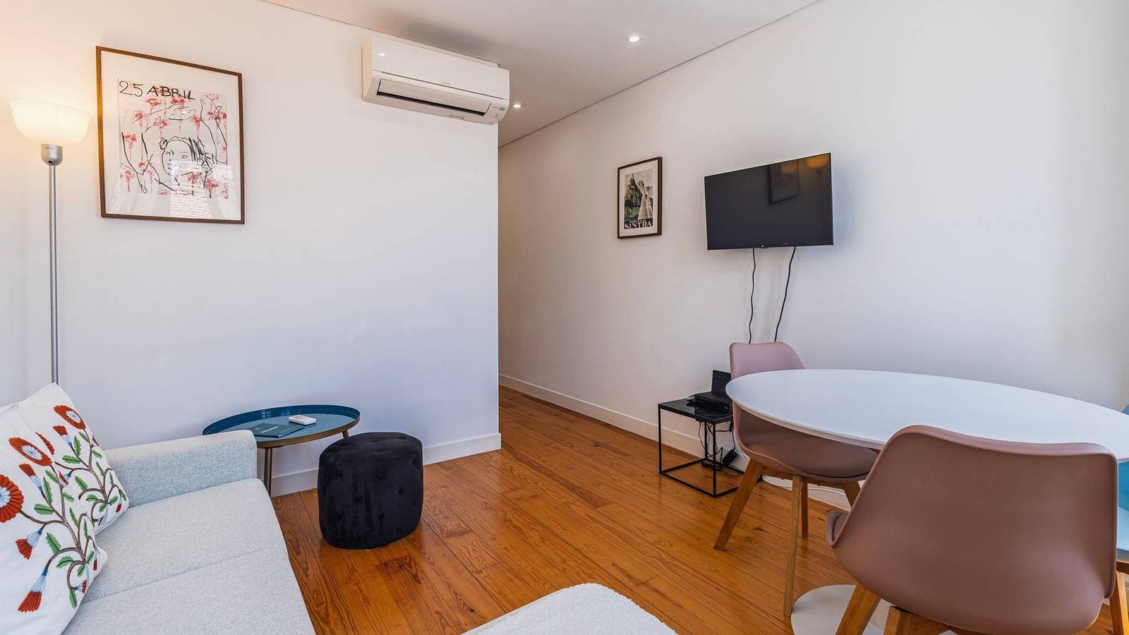 Foto 11 von 29: Bright 1Br Flat in Bairro Alto by LovelyStay