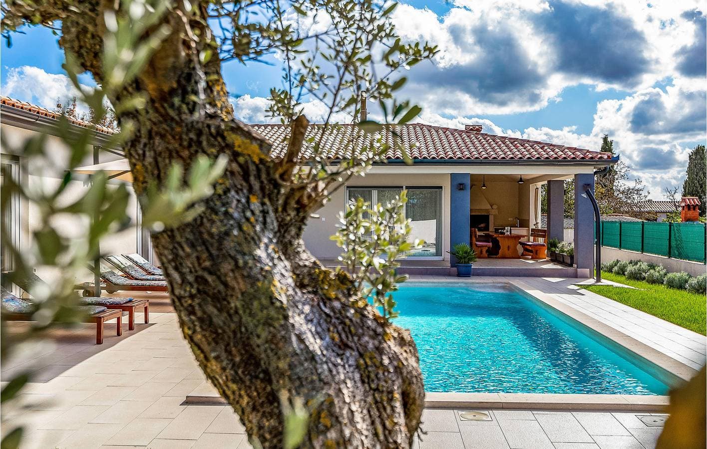 Foto 9 von 46: Geräumige 150 m² große Wohnung mit Pool, Terrasse und WLAN