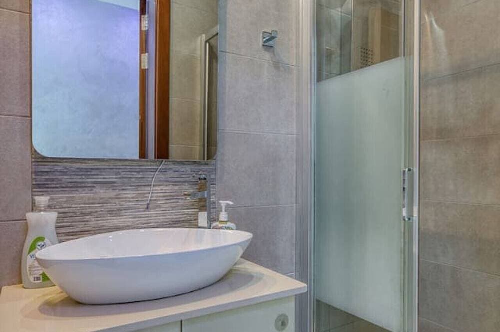 Foto 11 von 30: Central Sliema | 3Br home w/Terrace, Walk to Beach