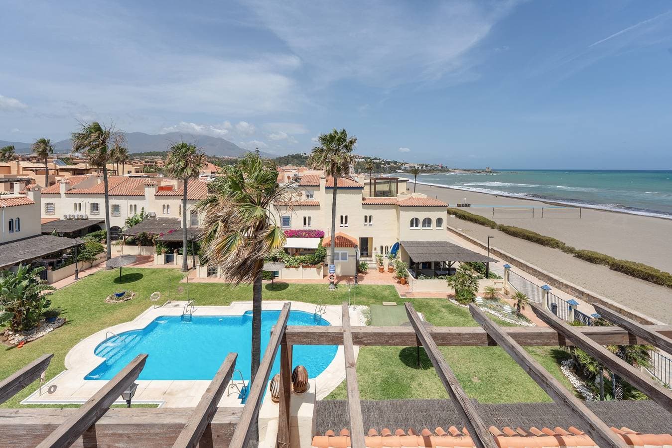 Foto 2 von 36: Exklusives Strandchalet mit beeindruckendem Meerblick und Pool