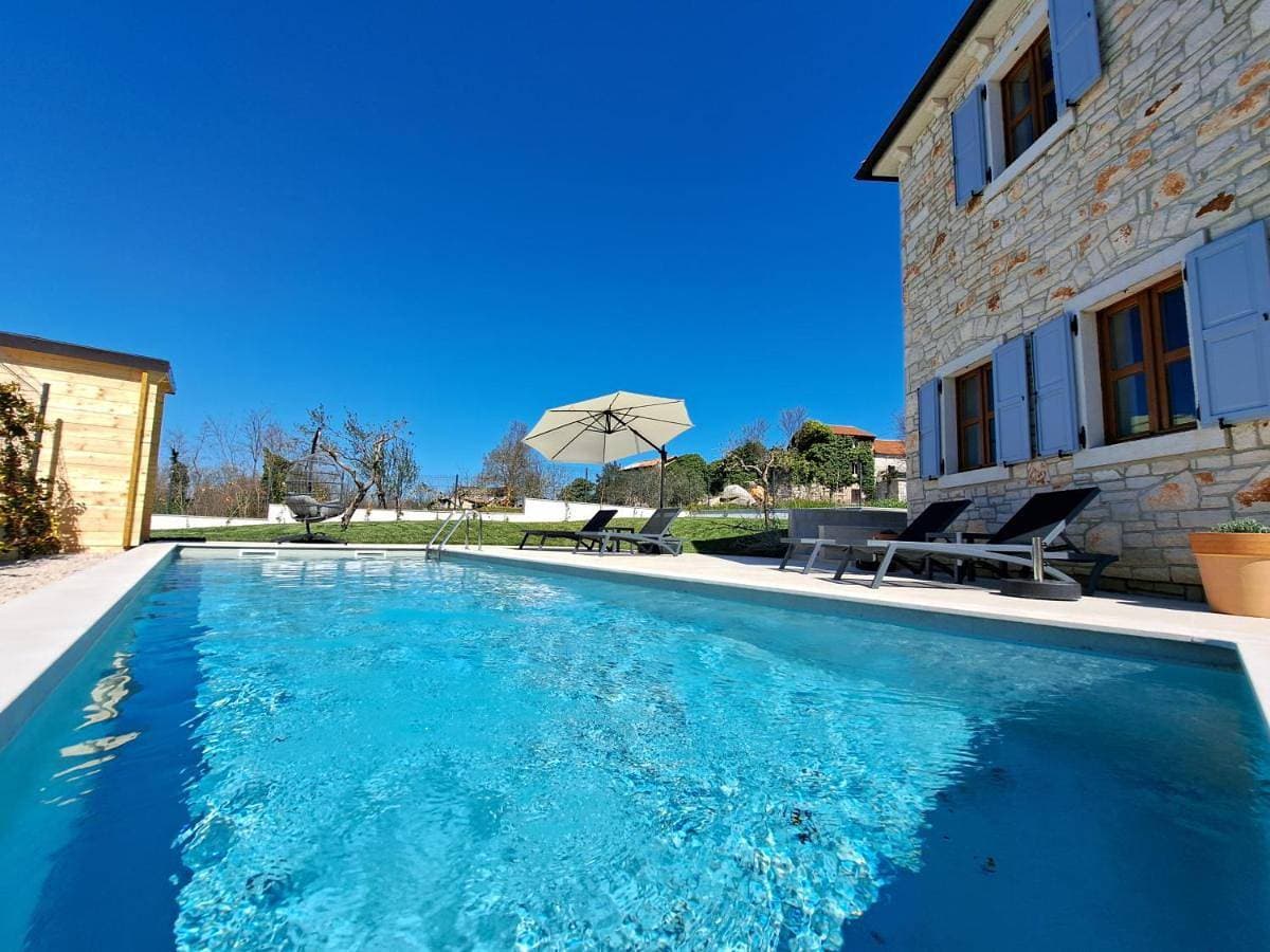 Foto 3 von 92: Villa with Private Pool