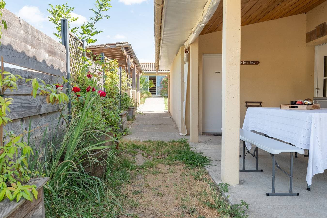 Foto 12 von 22: Gästezimmer „Chambre Famille“ mit Gemeinschaftspool, Terrasse und Klimaanlage