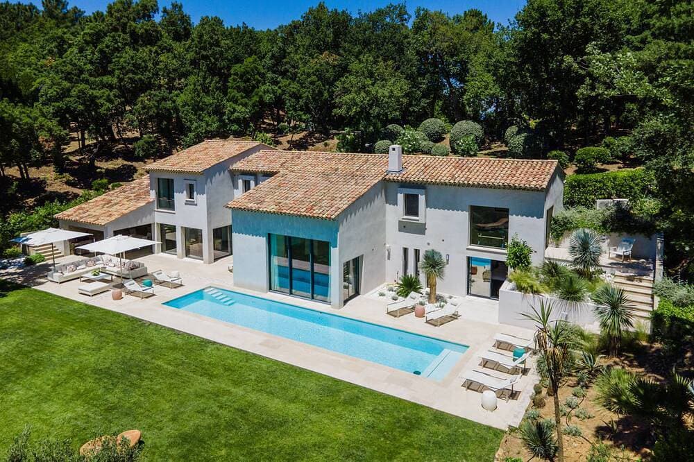 Wunderschöne zeitgenössische Villa mit Blick in eine grüne Umgebung. 1