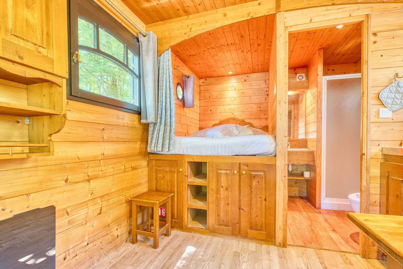 Foto 6 von 26: La Roulotte Jaune – Außergewöhnliche Unterkunft mit gemeinsamem beheiztem Hallenbad