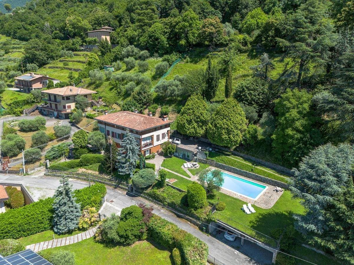 iseo lake view pool, dog friendly- 3Rosso 1