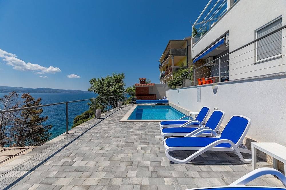 2-Zimmer-Ferienwohnung mit Pool am Strand Zavode, Omis 1