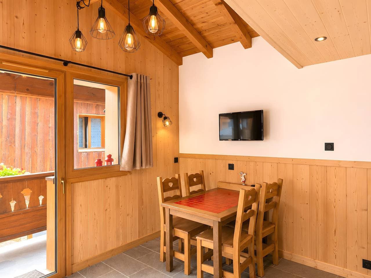 Foto 2 von 17: Ferienwohnung "L'edelweiss" mit Bergblick, privater Terrasse und WLAN
