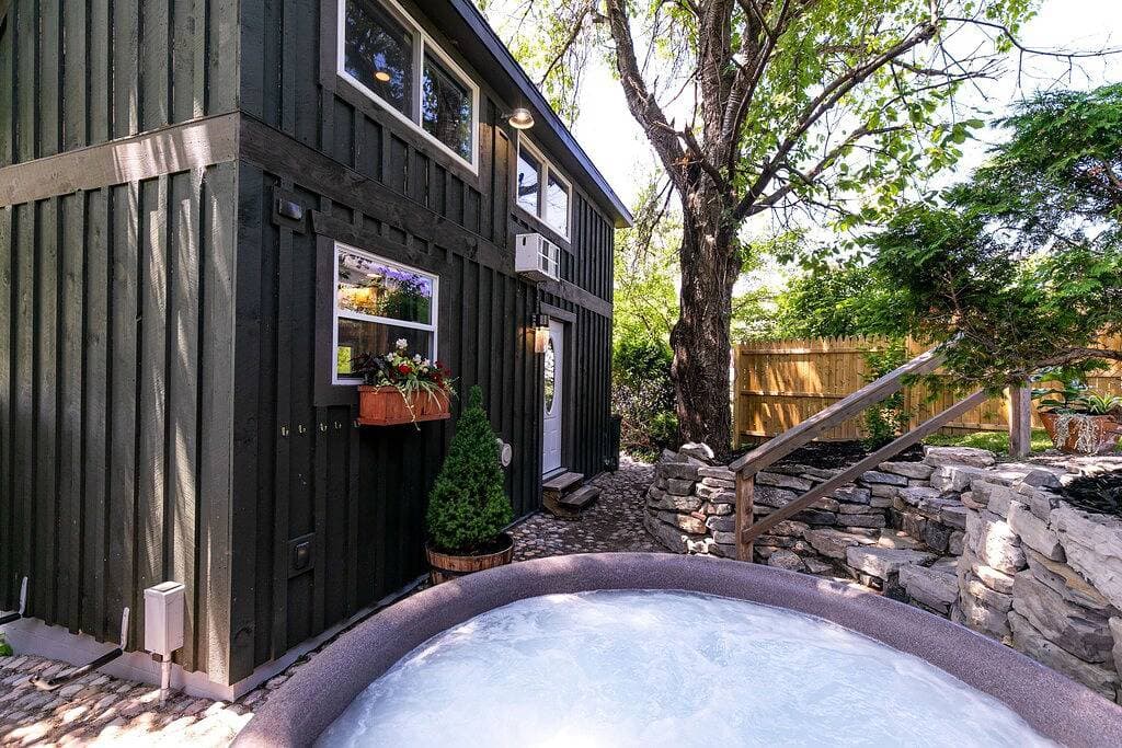 Foto 10 von 30: Tiny house with private Hot Tub