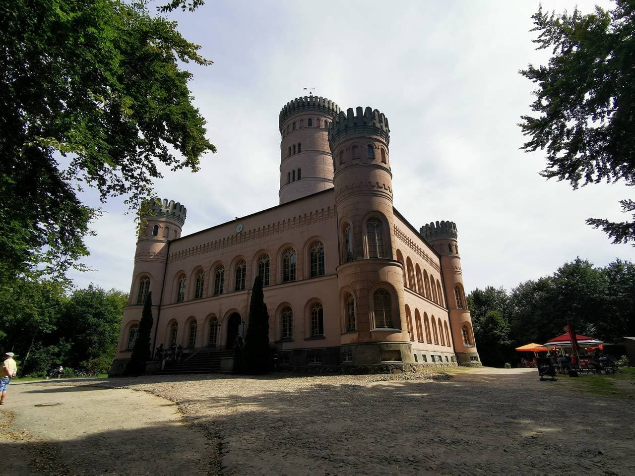 Foto 13 von 20: Reetdach Ferienhäuser Rügen - Haus 2 (53qm mit Schlafzimmer mit 4 Schlafplätzen, offener Wohnbereich mit Küche und Meerblick -max 4 Personen)