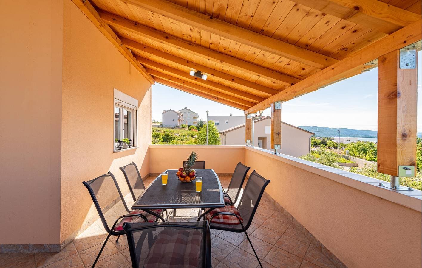 Foto 10 von 29: Urlaub am Meer: Gemütliche Ferienwohnung mit Terrasse und Parkplatz, 2,5 km von Novigradsko More entfernt