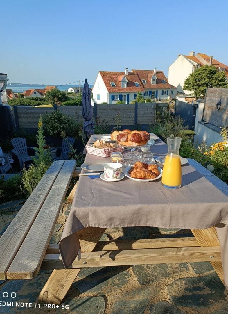Foto 5 von 26: Gästezimmer „La Coccinelle Des Cap - Taupe Zen“ mit Meerblick, privater Terrasse & WLAN