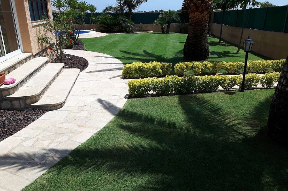 Foto 13 von 30: Chalet With Charm! Spacious law garden, pool with deck and more