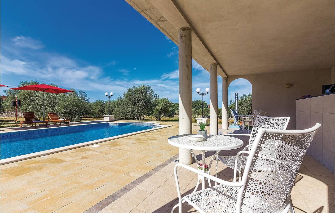 Foto 12 von 37: Reizende Ferienwohnung mit Terrasse und Pool, 1,5 km vom Strand von Fažana entfernt