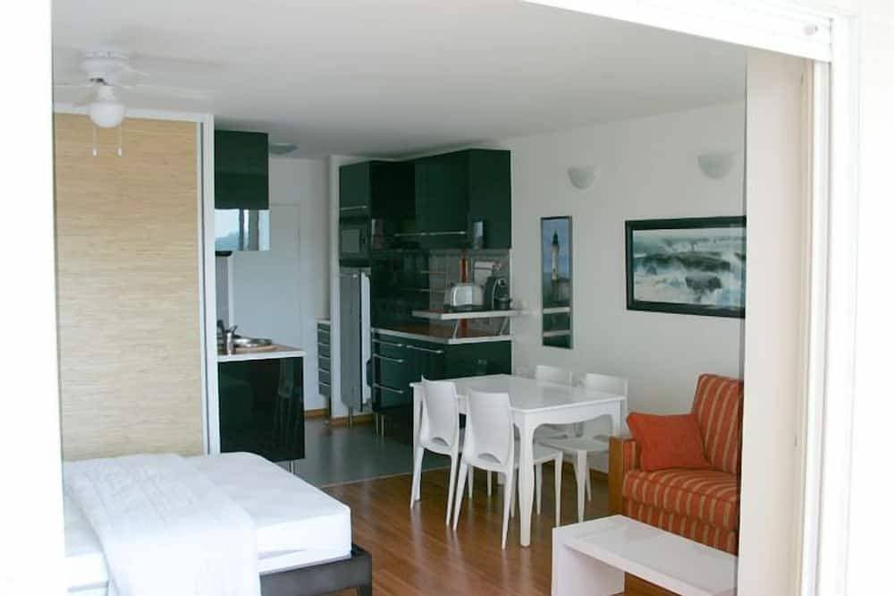 Foto 11 von 21: Voll ausgestattetes Studio mit Balkon, Blick auf das Meer, den Yachthafen und die Stadt