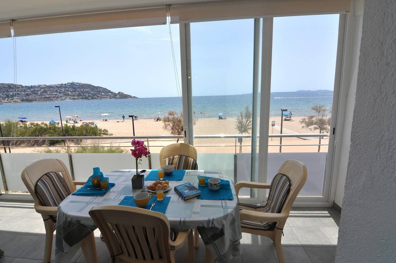 Charmante Wohnung zur Miete in Roses, Costa Brava! Ideal für 5 Personen, nur 10 Meter vom Strand ent... 1
