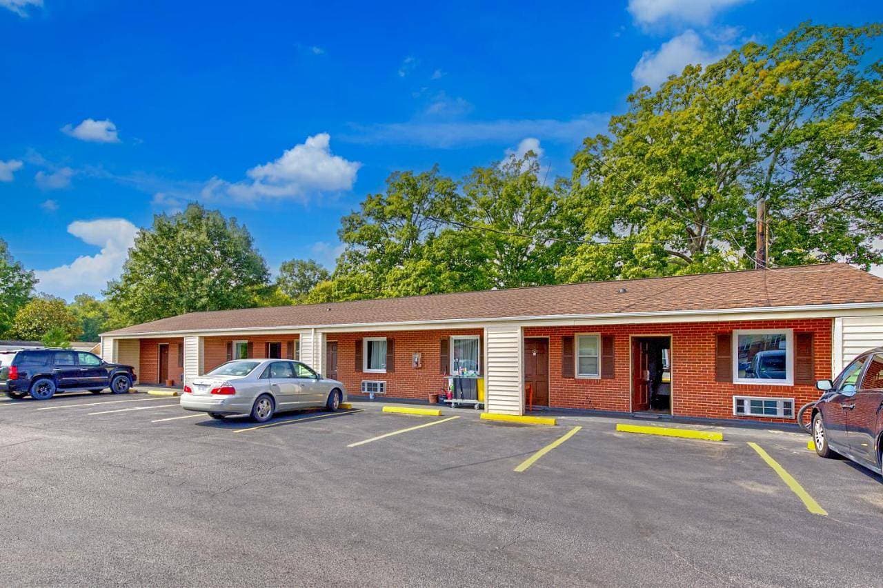 OYO Palm Leaf Motel 1
