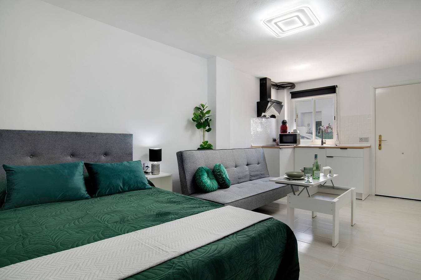 Foto 3 von 25: Einzimmerapartment 'Loft Marina' mit Gemeinschaftspool, WLAN und Klimaanlage