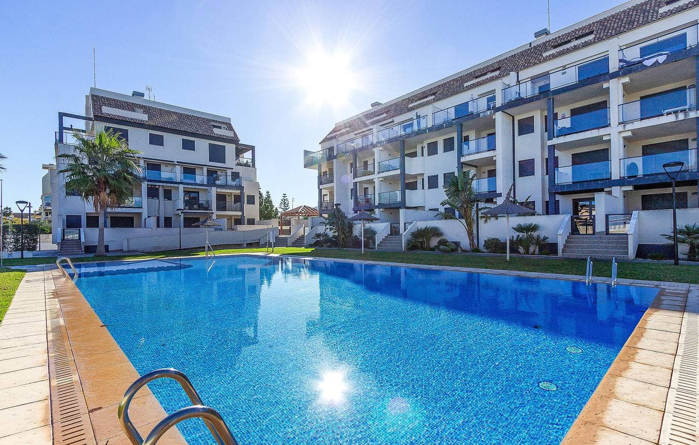 Luxus-Wohnung mit Pool, Terrasse und Internet, in der Nähe von Les Bovetes Strand 1