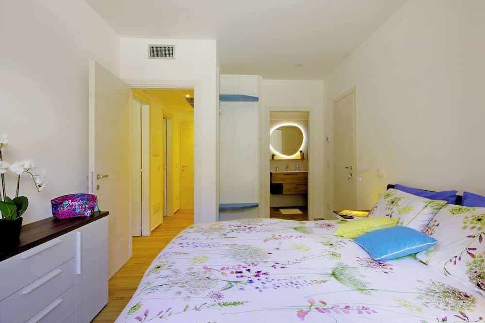Foto 3 von 30: Modern lake view apartment with shared pool, garden, parking, air-conditioning