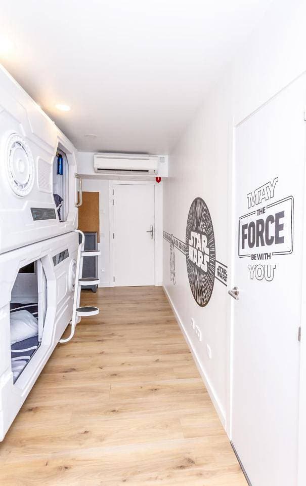 Foto 9 von 17: Capsule Double in Dormitory Room with Shared Bathroom