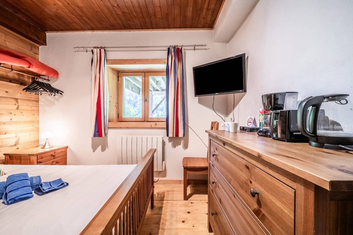 Foto 10 von 28: Zimmer 'Elisthur Chambre N°2' mit Bergblick, Gemeinschaftsterrasse und Wi-Fi