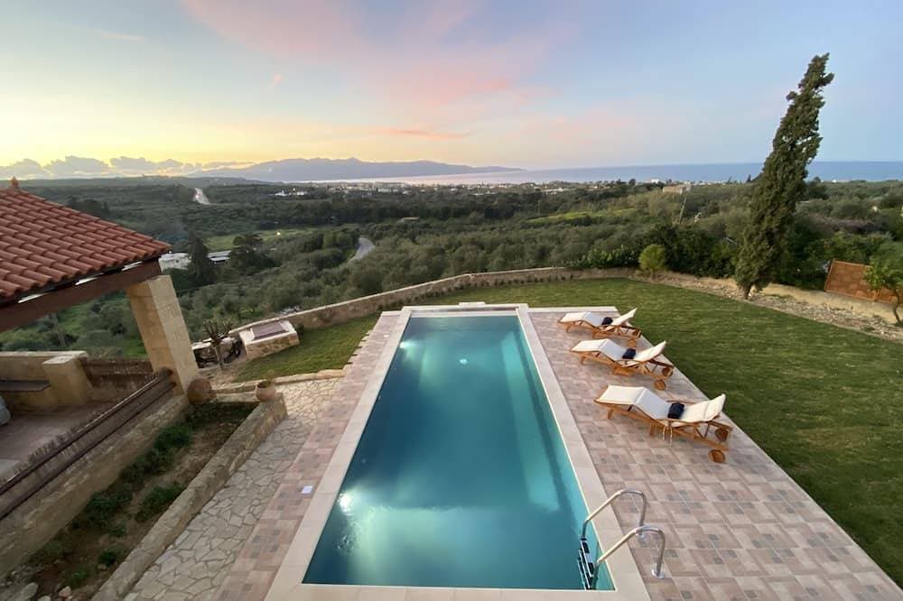 Panoramic luxury with heated infinity pool, sun deck, gym, bbq patio and garden 1