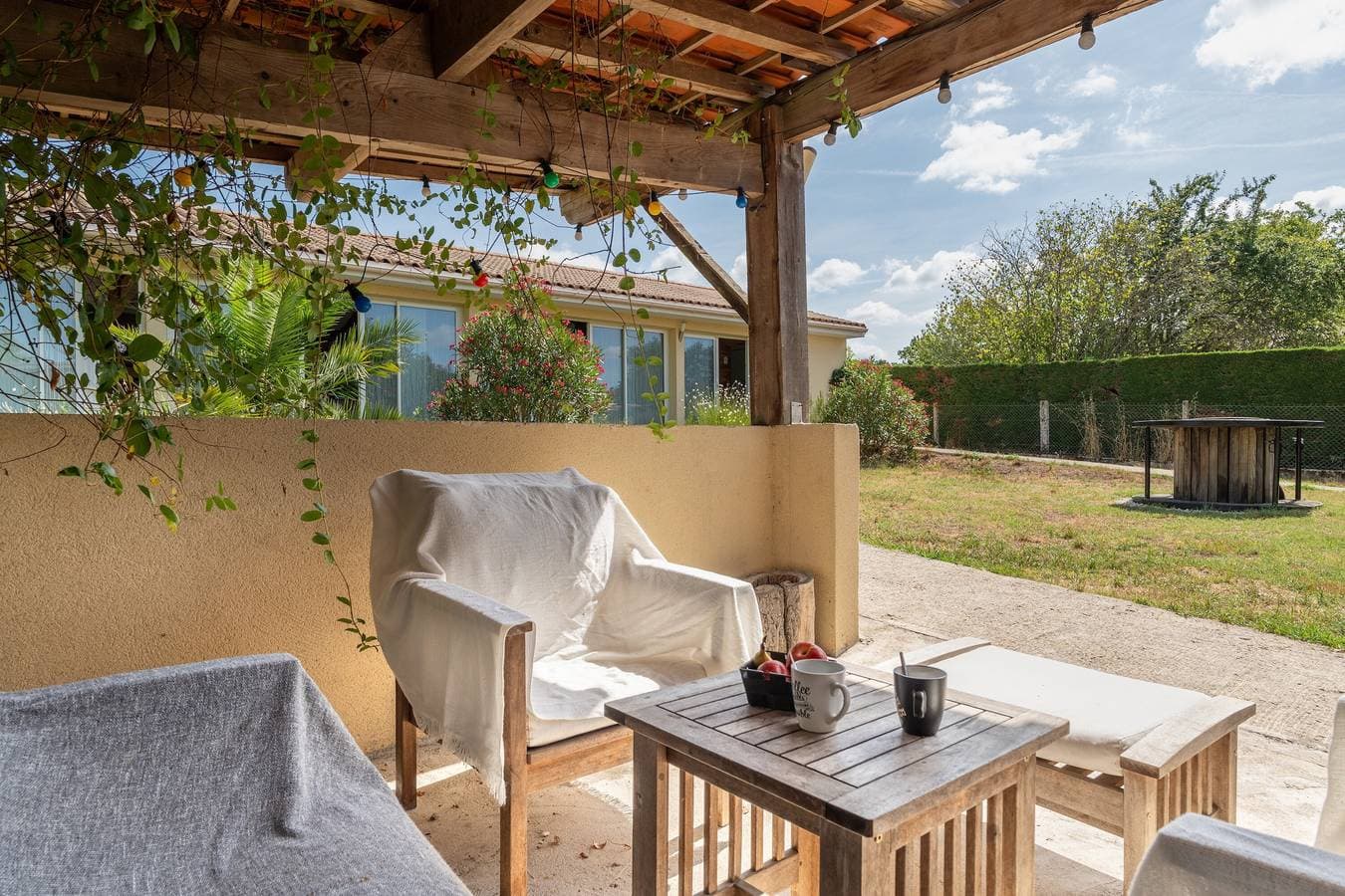 Foto 4 von 22: Gästezimmer „Chambre Famille“ mit Gemeinschaftspool, Terrasse und Klimaanlage