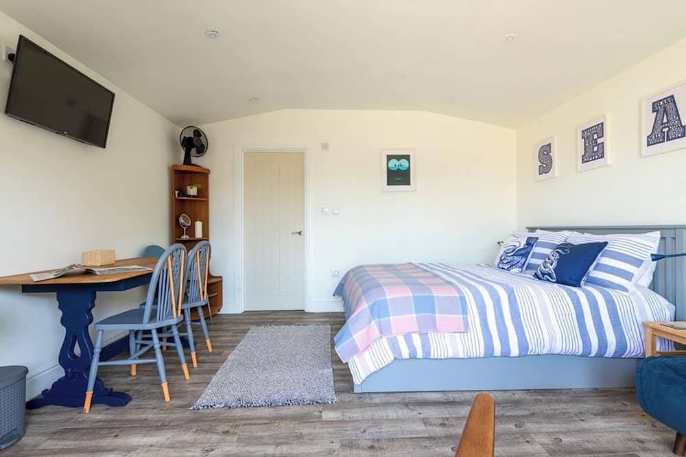 Foto 5 von 17: Pear Tree Cabin provides a wonderful base for exploring Whitstable and the surrounding area, celebrating special occasions, or visiting friends and family. Enjoy the local cusine and stroll back to your comfy cabin to watch the sunset.